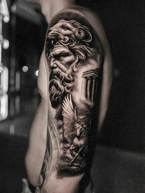 Tatuaje realista griego hecho por Clayton Goethe en Goethe Ink, estudio de tatuajes