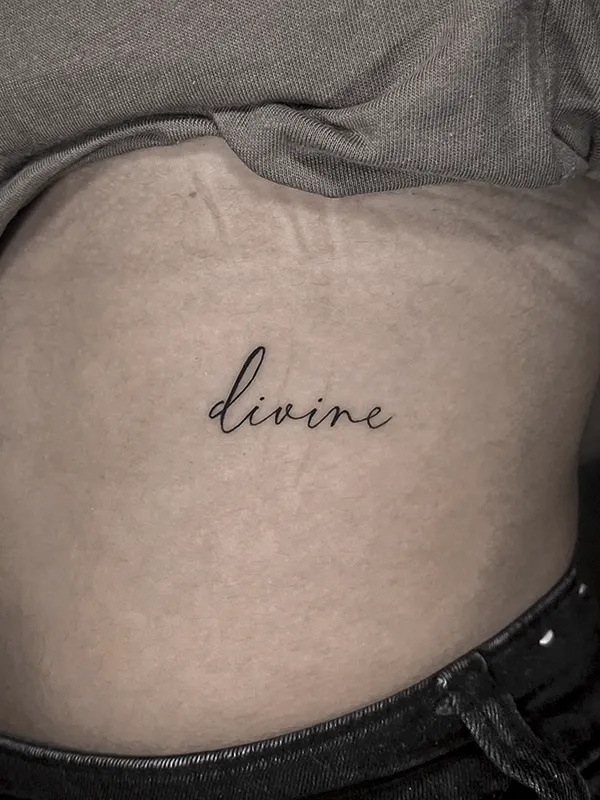Tatuaje minimalista hecho por Clayton Goethe en Goethe Ink, estudio de tatuajes