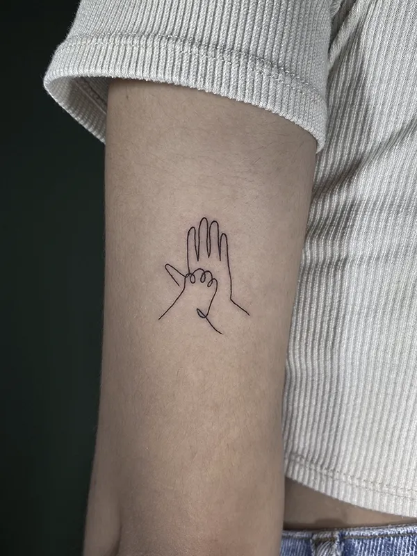 Tatuaje minimalista hecho por Clayton Goethe en Goethe Ink, estudio de tatuajes