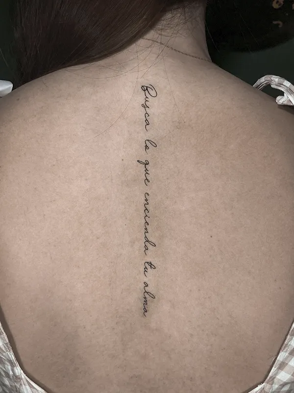 Tatuaje lineal espalda hecho por Clayton Goethe en Goethe Ink, estudio de tatuajes