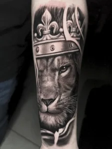 Tatuaje realista de Leon hecho por Clayton Goethe en Goethe Ink, estudio de tatuajes
