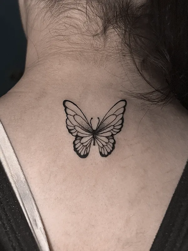 Tatuaje minimalista de mariposa hecho por Clayton Goethe en Goethe Ink, estudio de tatuajes