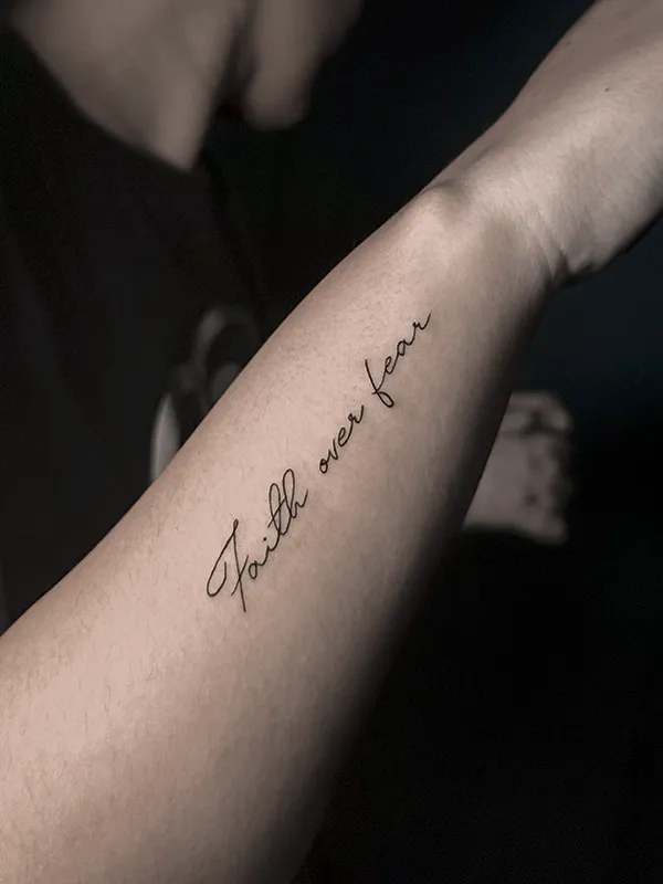 Tatuaje minimalista hecho por Clayton Goethe en Goethe Ink, estudio de tatuajes