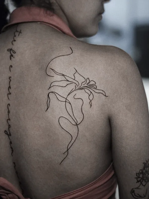 Tatuaje flor en espalda realizado por Clayton Goethe