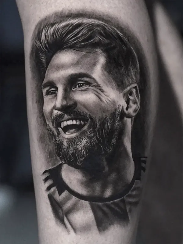 Tatuaje Retrato Messi realizado por Goethe Ink